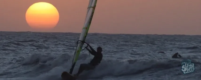 Windsurfista de Uma navegando al atardecer sobre el Caribe