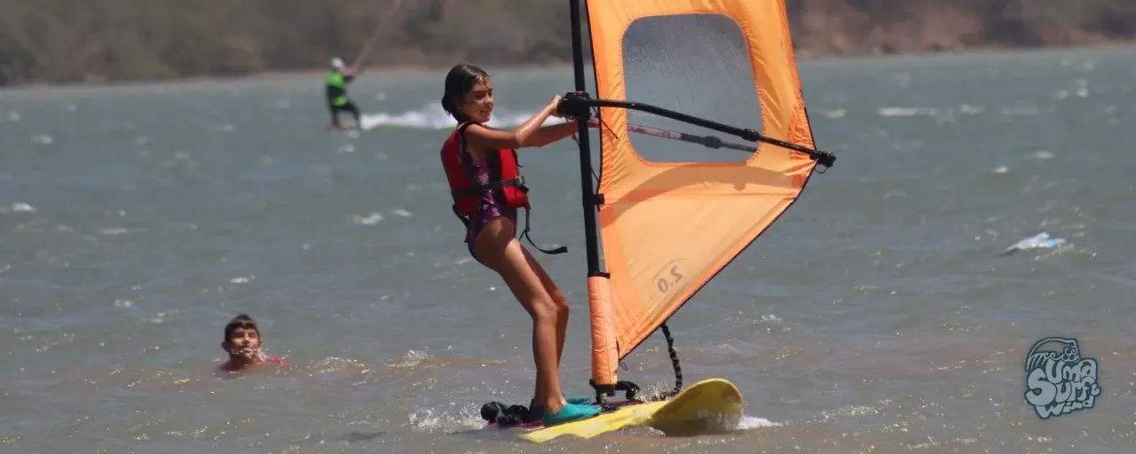 Niña aprendiendo windsurf con Uma en Puerto Velero