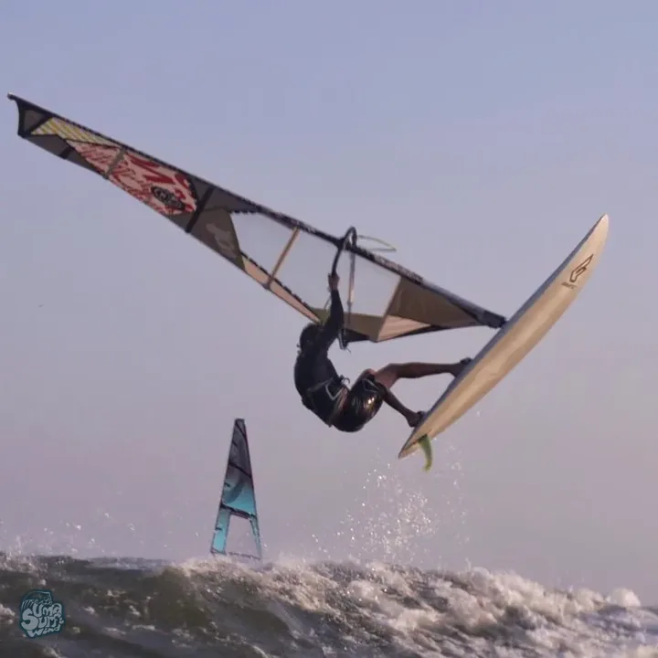 Windsurfista girando un loop sobre la ola